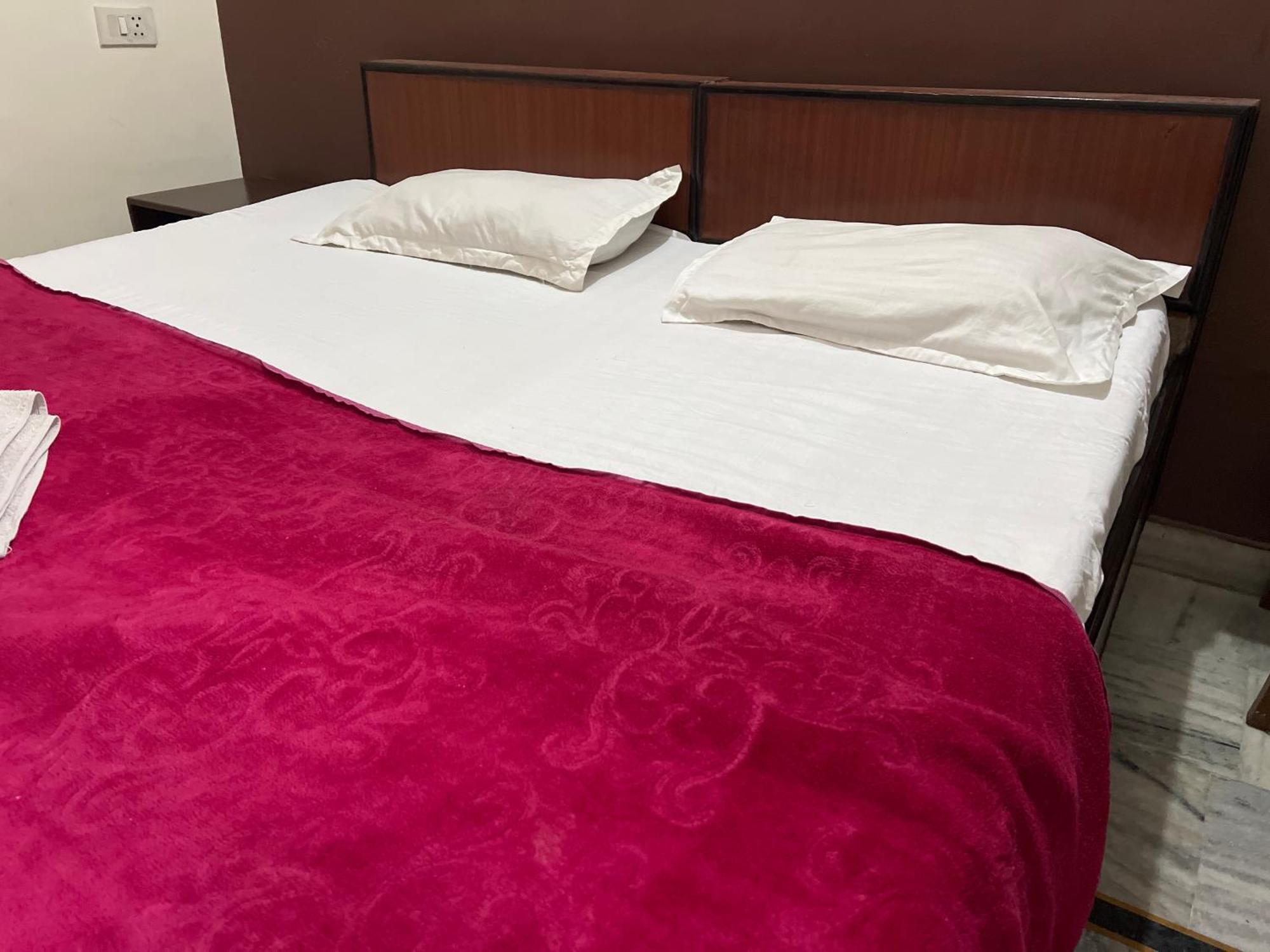 Raja Guest House -- Jalandhar Railway Station -- For Family, Couples, Travellers Kültér fotó