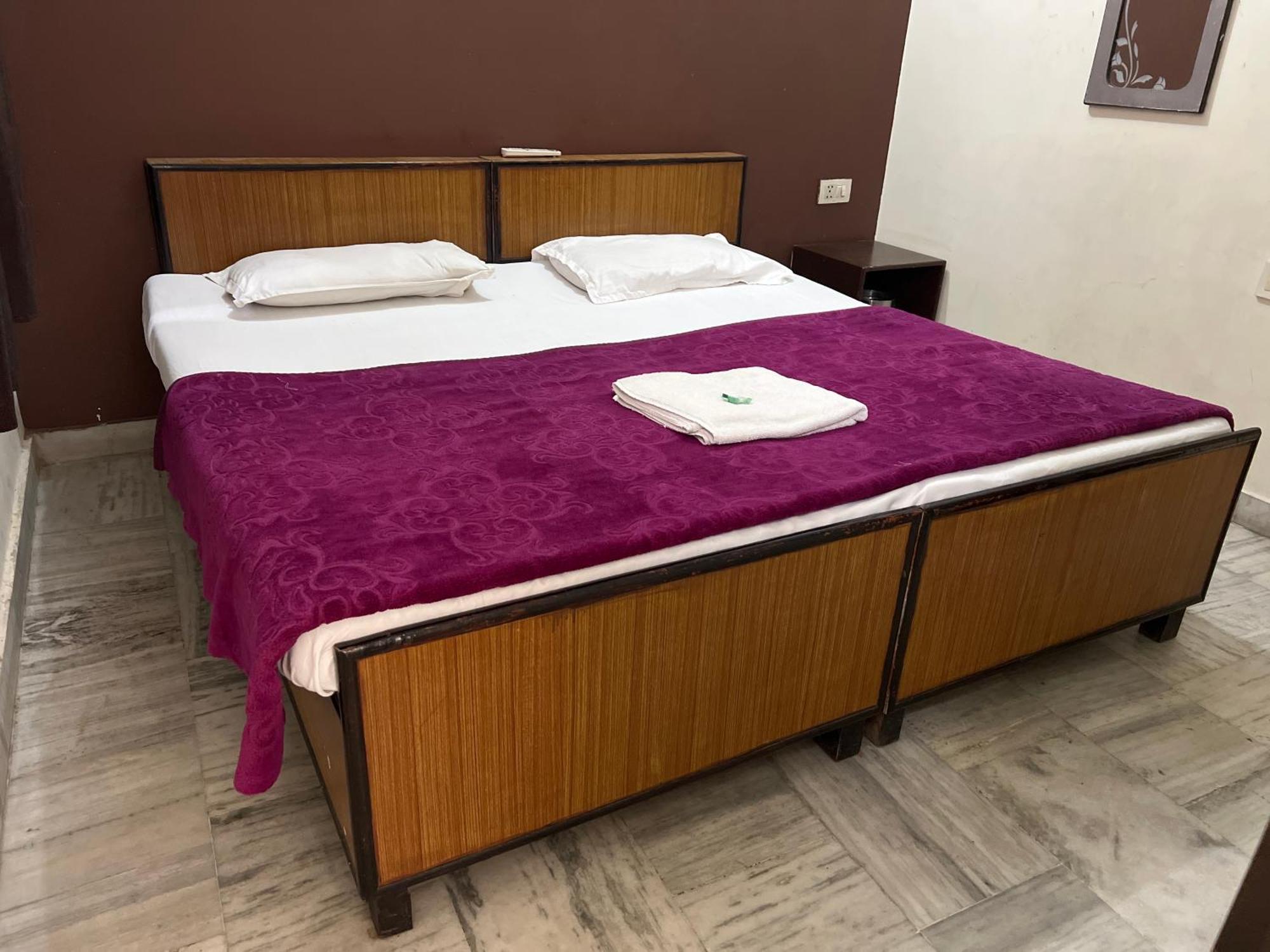 Raja Guest House -- Jalandhar Railway Station -- For Family, Couples, Travellers Kültér fotó
