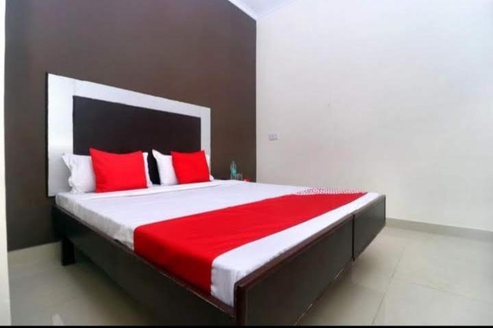 Raja Guest House -- Jalandhar Railway Station -- For Family, Couples, Travellers Kültér fotó
