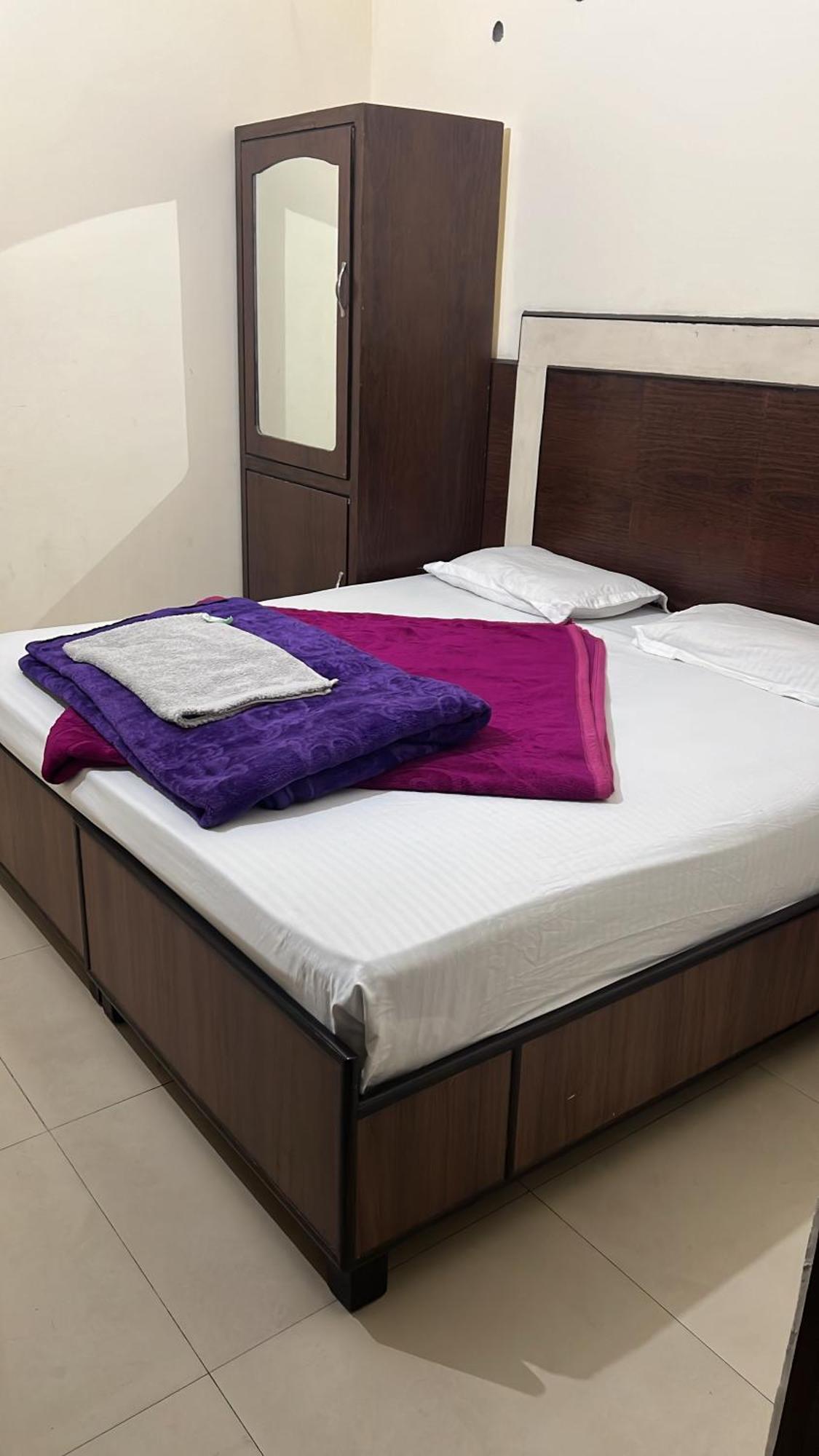 Raja Guest House -- Jalandhar Railway Station -- For Family, Couples, Travellers Kültér fotó
