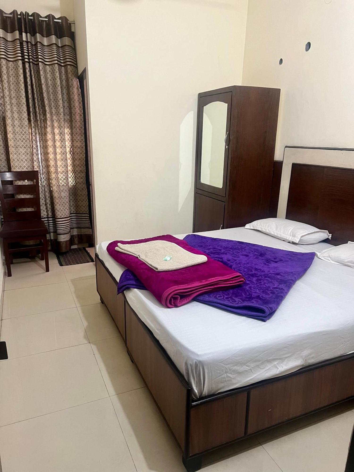 Raja Guest House -- Jalandhar Railway Station -- For Family, Couples, Travellers Kültér fotó